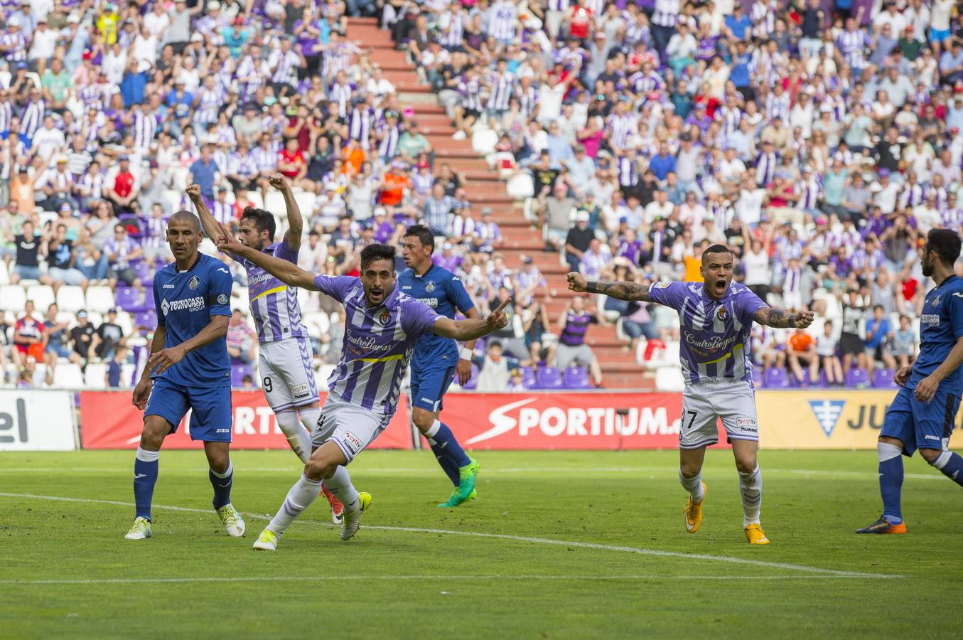 27.05 Álex Pérez y Raúl de Tomás celebran el gol ante el Getafe.