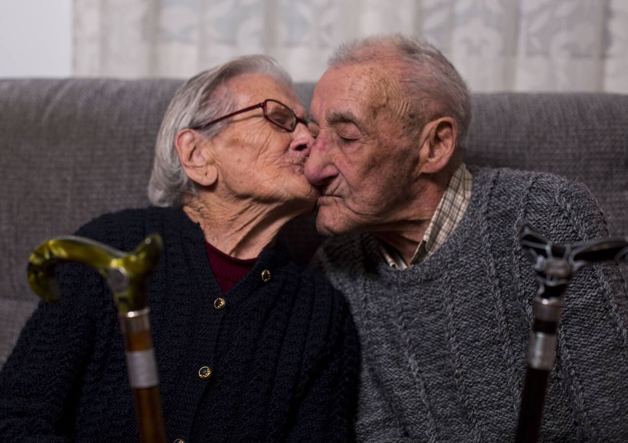 28.12 Ángela Fernández y Arsenio Alonso, de 101 y 102 años, respectivamente, celebran los 75 años de su matrimonio en su vivienda de La Rondilla.