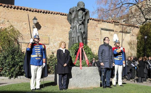 La rectora de la Pontificia, junto al alcalde, en la ofrenda del pasado año.