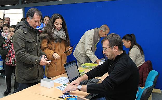 Varias personas formalizan su inscripción. 