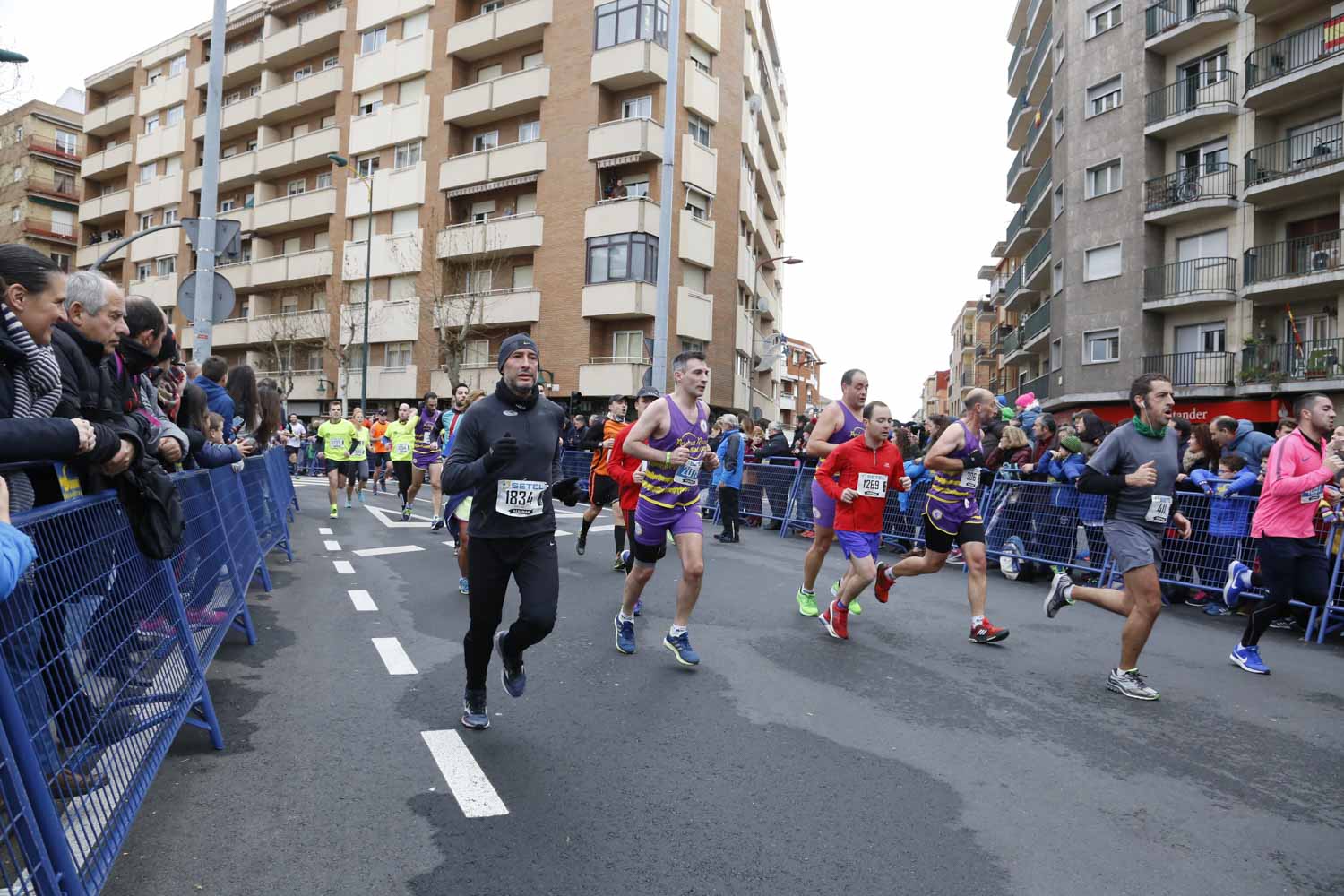 Participantes y disfraces en la San Silvestre de Salamanca