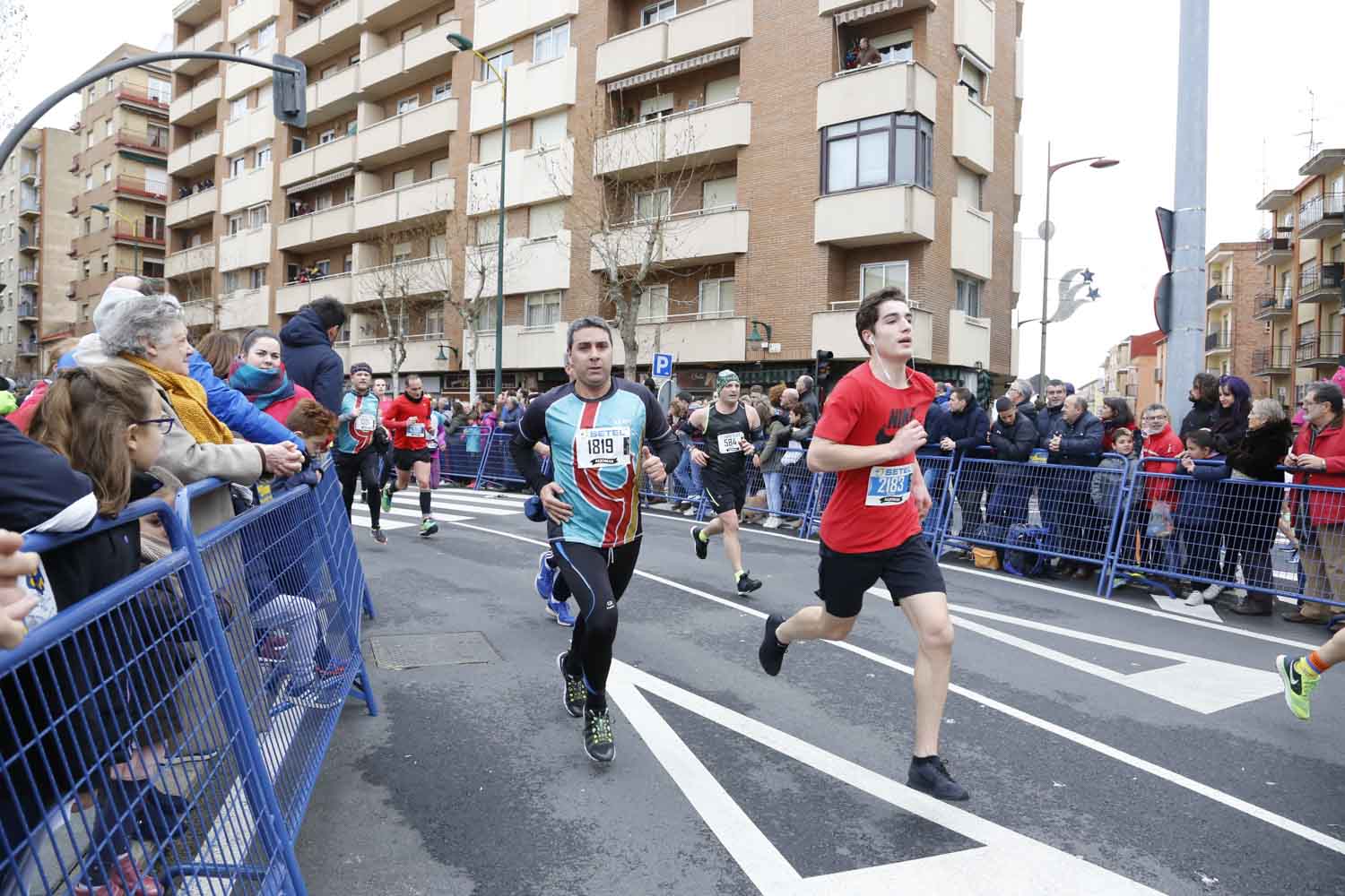 Participantes y disfraces en la San Silvestre de Salamanca