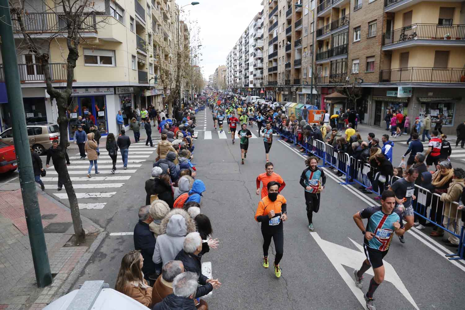 Participantes y disfraces en la San Silvestre de Salamanca