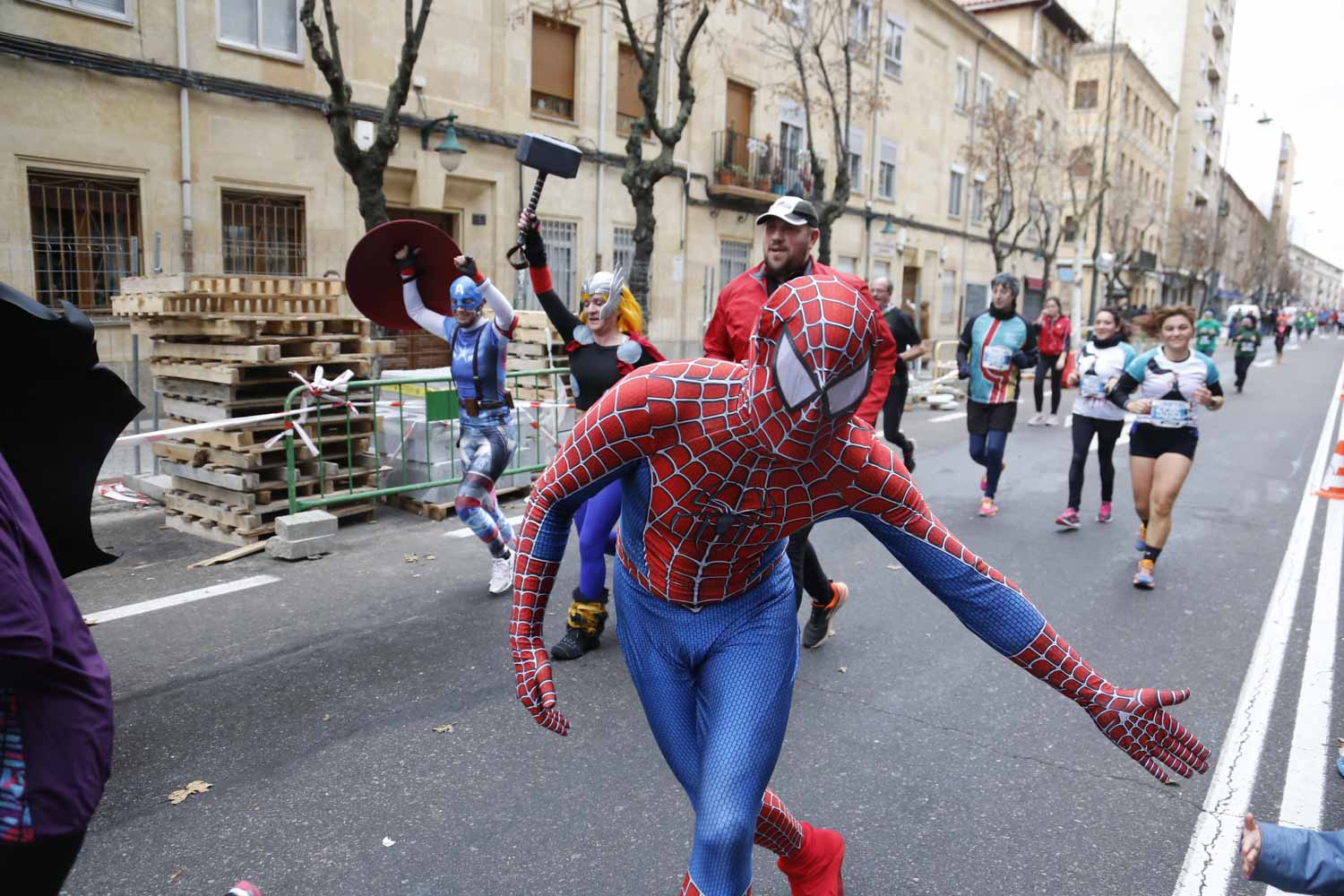 Participantes y disfraces en la San Silvestre de Salamanca