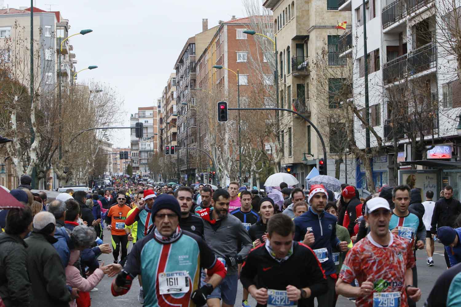 Participantes y disfraces en la San Silvestre de Salamanca