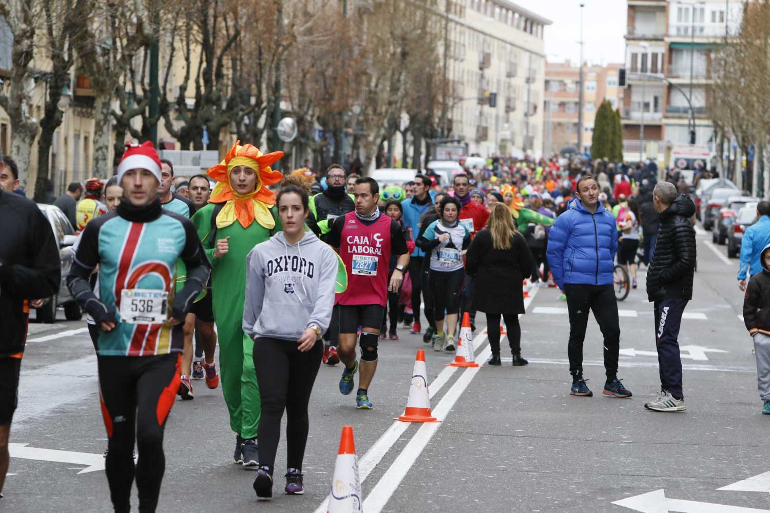 Participantes y disfraces en la San Silvestre de Salamanca