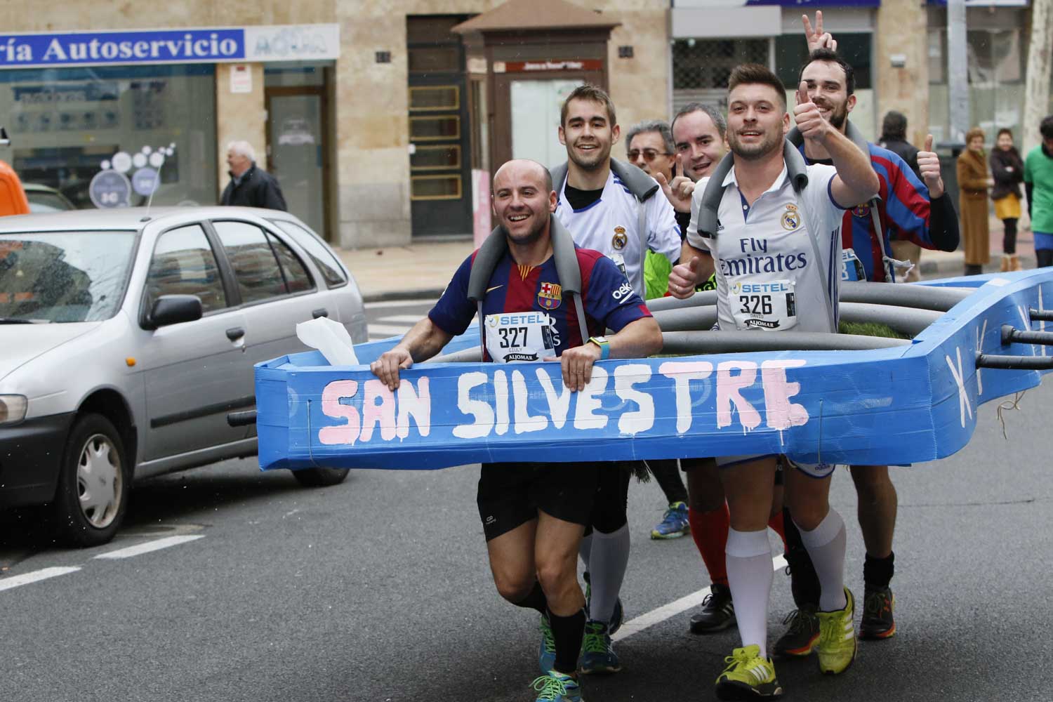 Participantes y disfraces en la San Silvestre de Salamanca