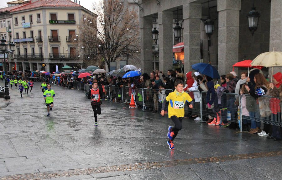 La carrera de Fin de Año de Segovia es una fiesta. El mal tiempo, la lluvia, las fuertes rechas de viento que iban aguar la carrera, no lo consiguieron