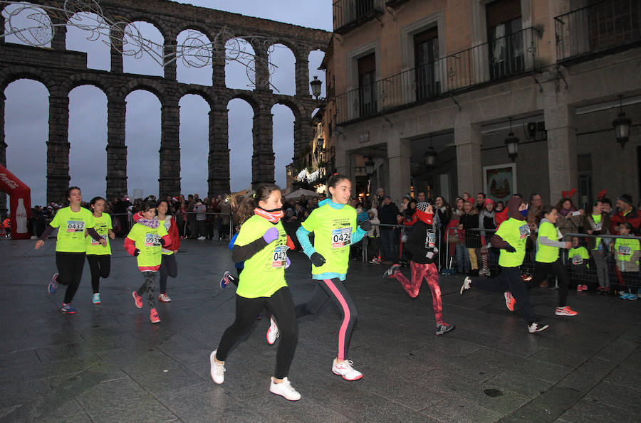 La carrera de Fin de Año de Segovia es una fiesta. El mal tiempo, la lluvia, las fuertes rechas de viento que iban aguar la carrera, no lo consiguieron