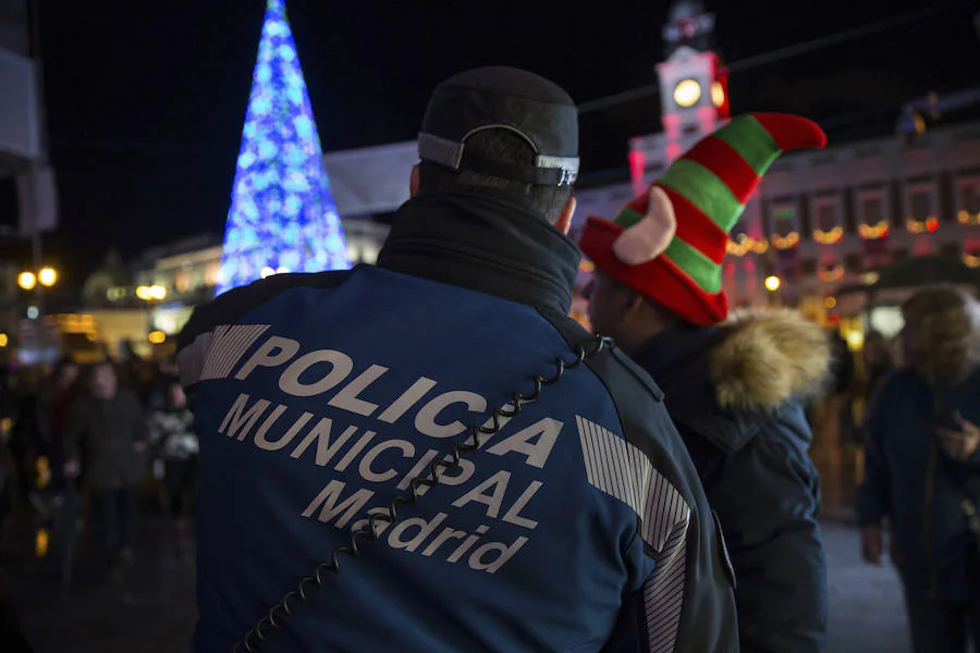 El nuevo año se recibe en Madrid entre fuegos artificiales y medidas de seguridad que limitaron a 20.000 personas el aforo para contemplar las campanadas en la Puerta del Sol.