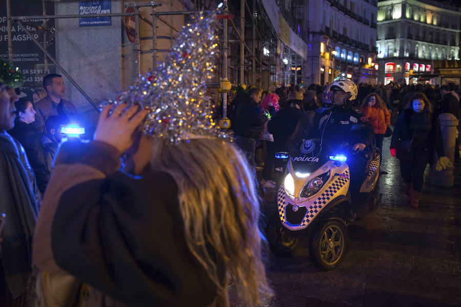 El nuevo año se recibe en Madrid entre fuegos artificiales y medidas de seguridad que limitaron a 20.000 personas el aforo para contemplar las campanadas en la Puerta del Sol.