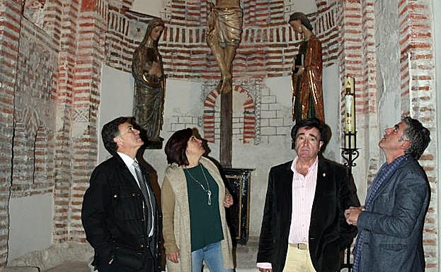 Vázquez (i), durante la visita a la exposición 'Reconcliliare' en Cuéllar.