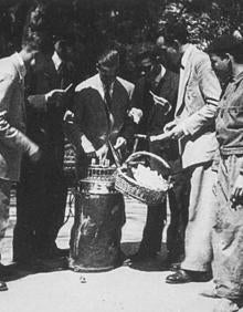 Imagen secundaria 2 - Plaza Mayor en 1915, heladeros y barquilleros. 