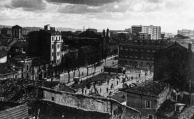 Imagen principal - Plaza de San Juan y un grupo de camareros y albañiles. 