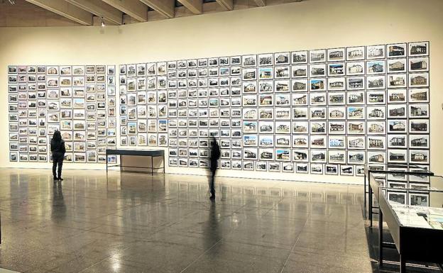 Instalación con fotografías de casas de pueblos inundados en León. 