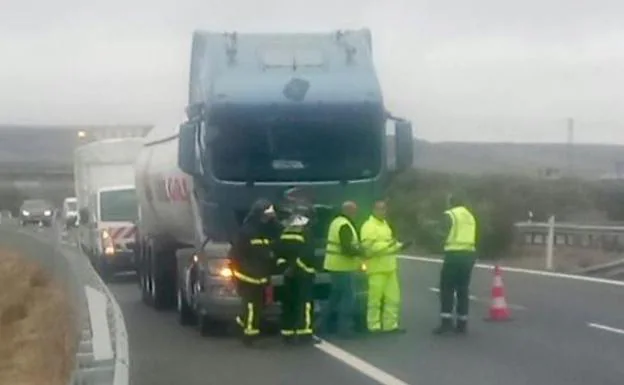 Intervención en el camión accidentado. 