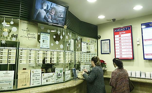 Dos personas en una administración de Lotería de la capital salmantina.