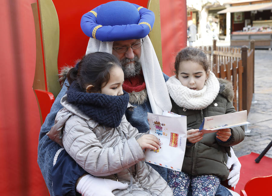 Los niños palentinos entregan sus cartas al paje de los Reyes Magos