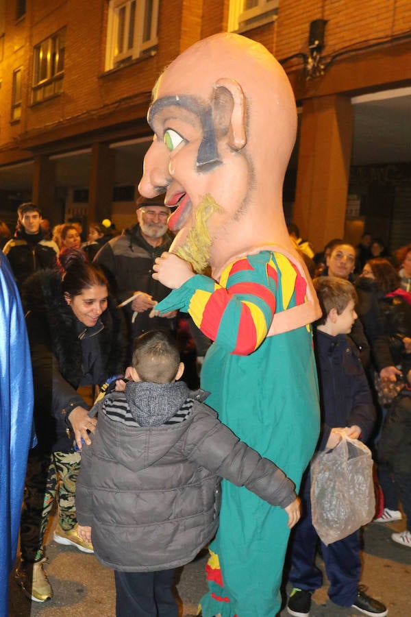 La cabalgata sin camellos ha recorrido, este jueves y un año más, las calles del barrio de Pajarillos.