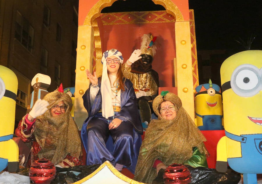 La cabalgata sin camellos ha recorrido, este jueves y un año más, las calles del barrio de Pajarillos.