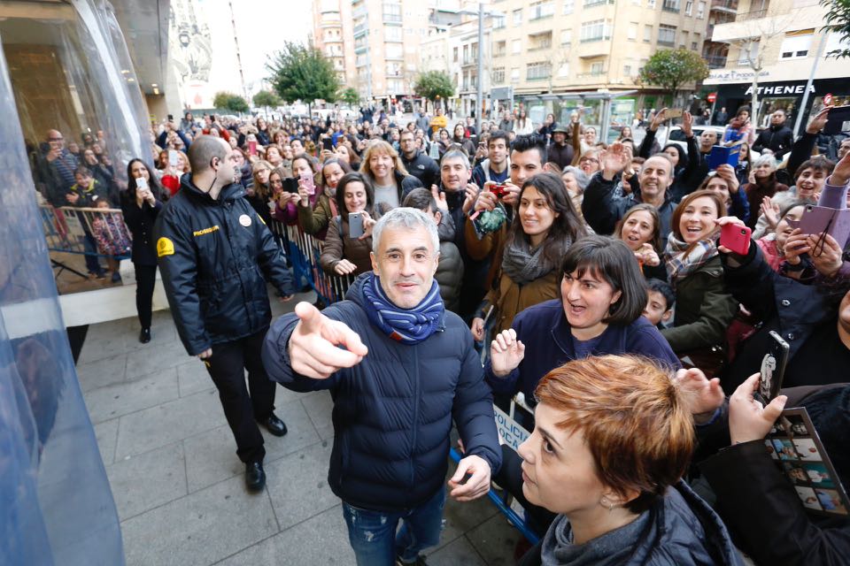 Cientos de personas acudieron a El Corte Inglés de Salamanca para ver al cantante Sergio Dalma que participó en una firma de ejemplares de su disco 'Vía Dalma III'.