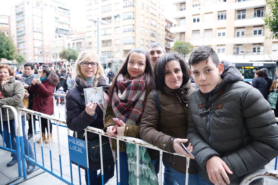 Cientos de personas acudieron a El Corte Inglés de Salamanca para ver al cantante Sergio Dalma que participó en una firma de ejemplares de su disco 'Vía Dalma III'.