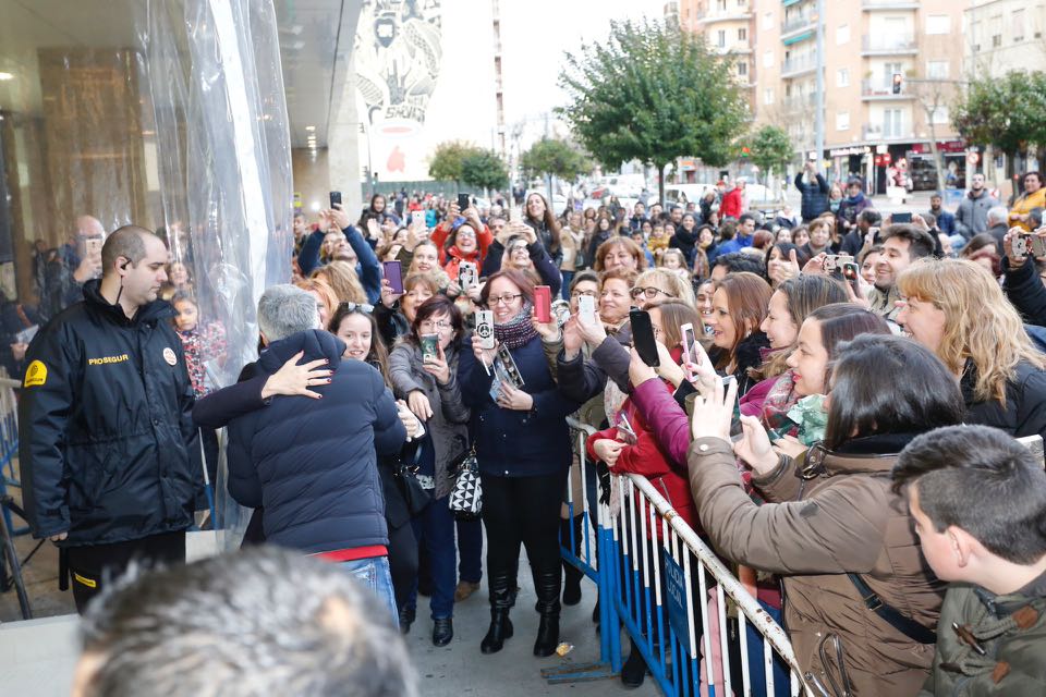 Cientos de personas acudieron a El Corte Inglés de Salamanca para ver al cantante Sergio Dalma que participó en una firma de ejemplares de su disco 'Vía Dalma III'.