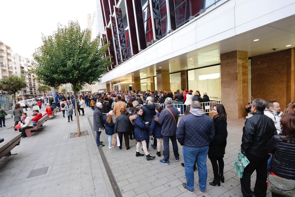 Cientos de personas acudieron a El Corte Inglés de Salamanca para ver al cantante Sergio Dalma que participó en una firma de ejemplares de su disco 'Vía Dalma III'.