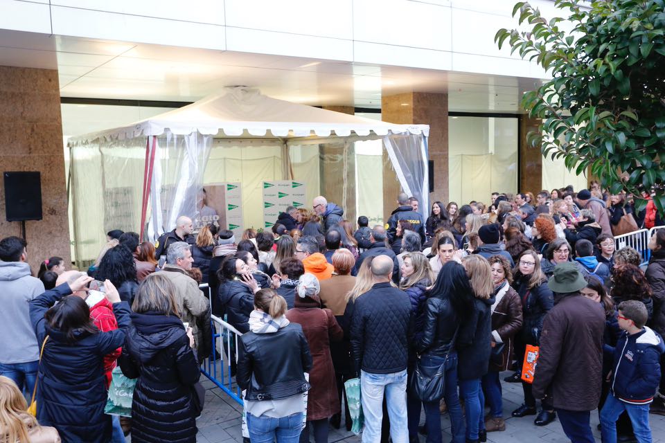 Cientos de personas acudieron a El Corte Inglés de Salamanca para ver al cantante Sergio Dalma que participó en una firma de ejemplares de su disco 'Vía Dalma III'.