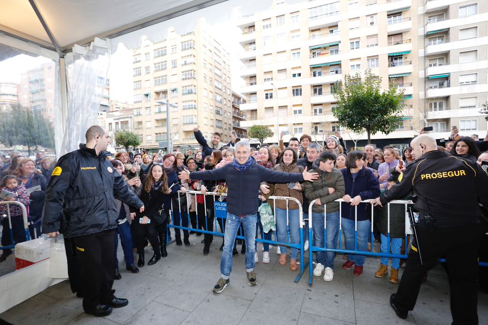 Cientos de personas acudieron a El Corte Inglés de Salamanca para ver al cantante Sergio Dalma que participó en una firma de ejemplares de su disco 'Vía Dalma III'.