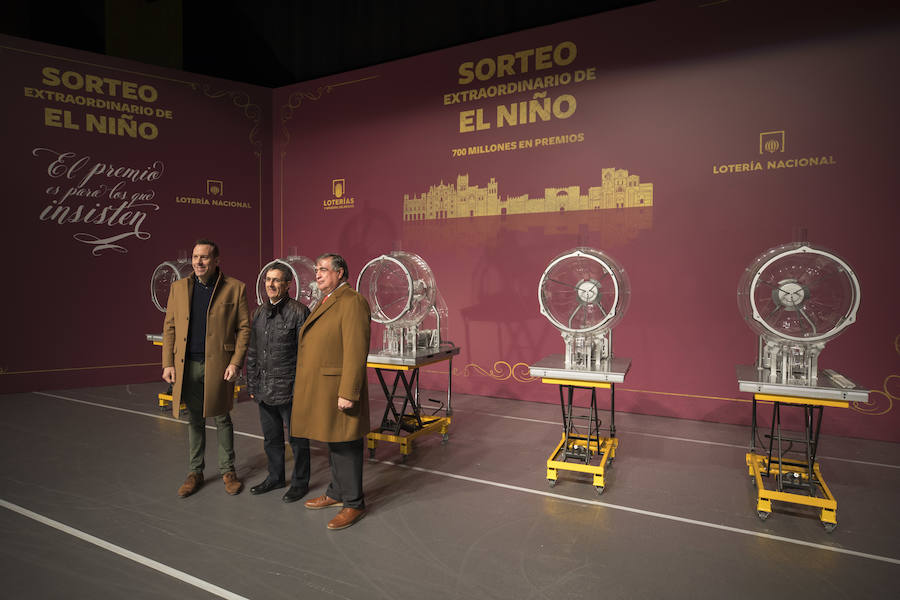 Instalación de los bombos que se utilizarán en el Sorteo de El Niño en Ávila