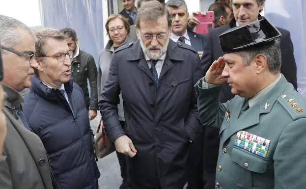 Rajoy, Alberto Nuñez Feijóo (2i) ySantiago Villanueva (i) felicitan al coronel Jambrina (d). 