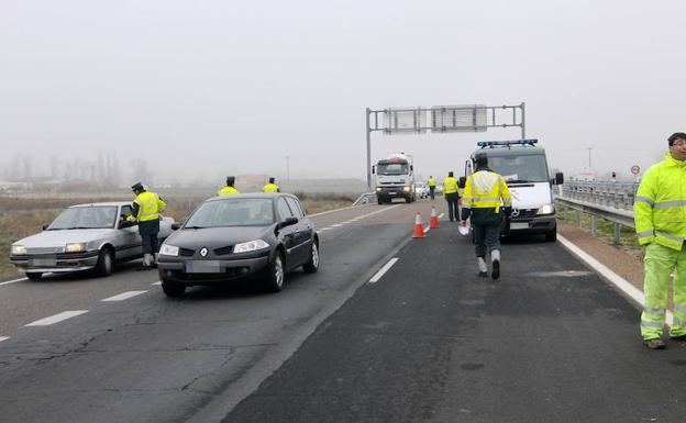 Agentes de la Guardia Civil realizan controles en una carretera.