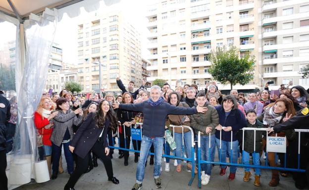 El artista posa junto a sus fans en la fachada de El Corte Inglés.