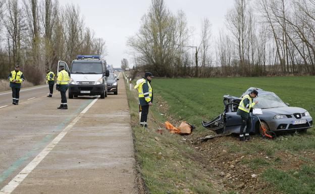 La Guardia Civil, en el entorno de Villaturde, donde ocurrió un trágico accidente con tres muerzos el 22 de marzo. 