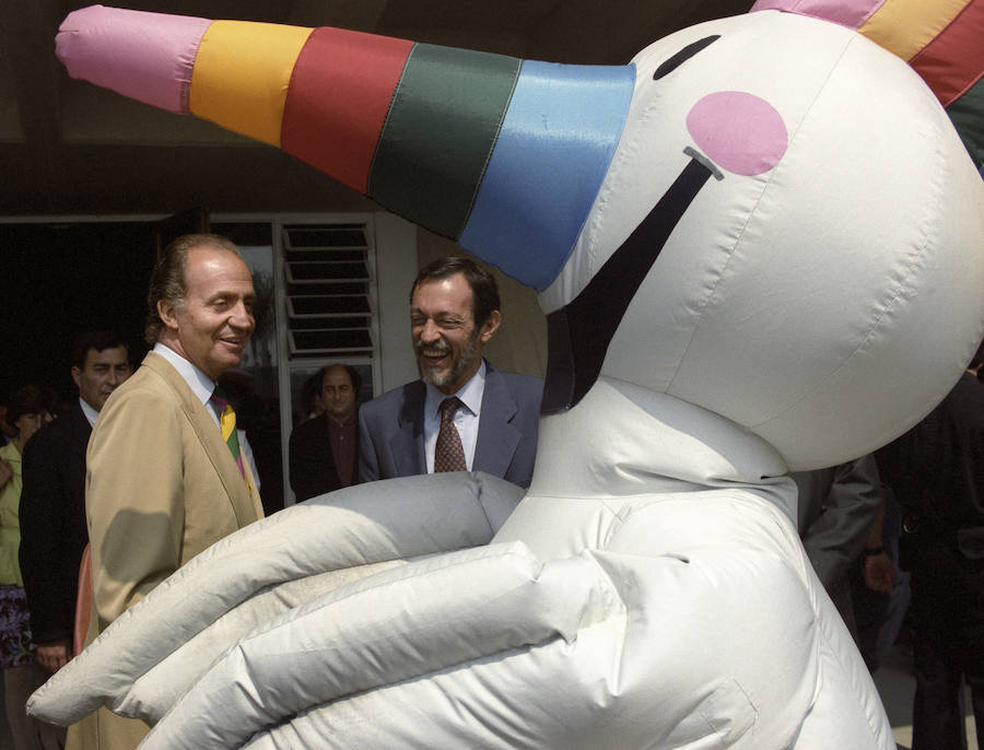 El Rey Juan Carlos y el comisario general de la Expo 92, Emilio Casinello, conversan junto a 'Curro', la mascota de la Exposición Universal de Sevilla, durante la visita del monarca a la muestra.