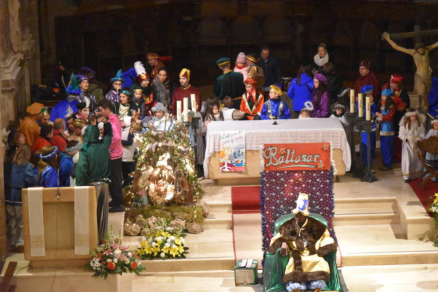 Aguilar recibe con ilusión a los Reyes Magos