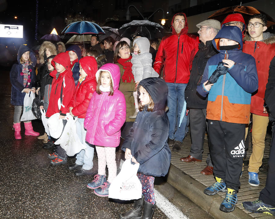 Palencia disfruta de la Cabalgata a pesar de la lluvia