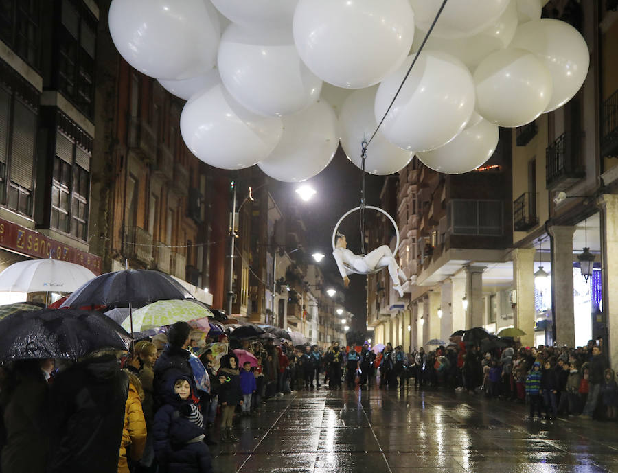 Palencia disfruta de la Cabalgata a pesar de la lluvia