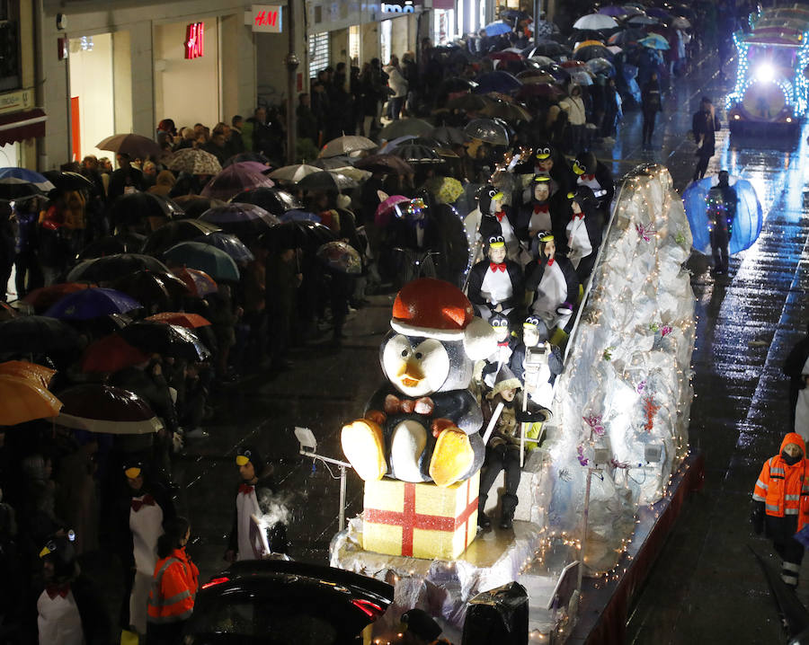Palencia disfruta de la Cabalgata a pesar de la lluvia