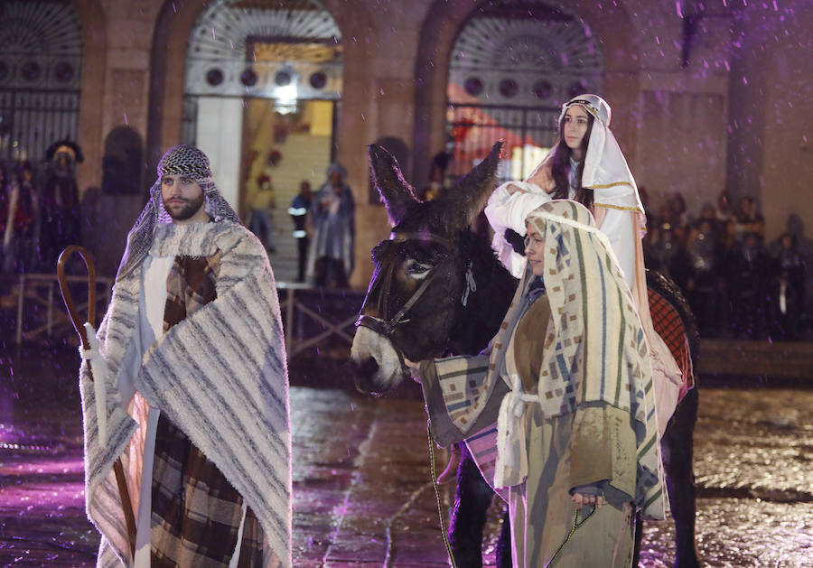 Palencia disfruta de la Cabalgata a pesar de la lluvia