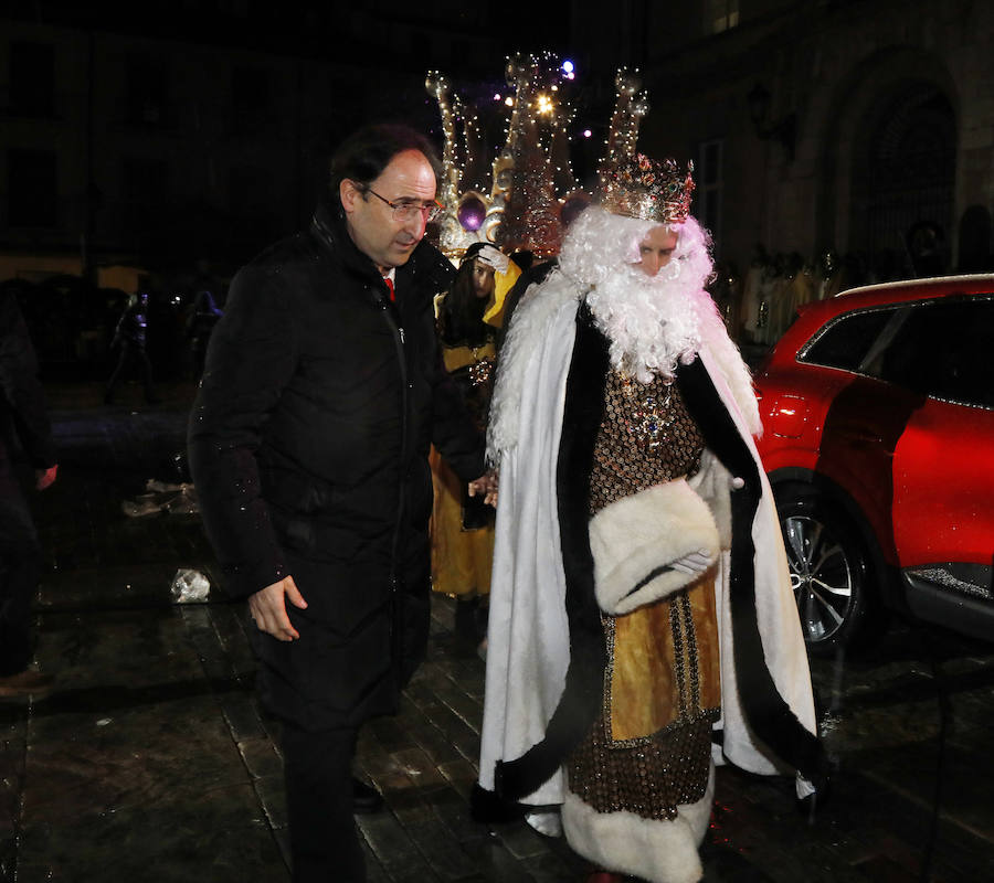 Palencia disfruta de la Cabalgata a pesar de la lluvia