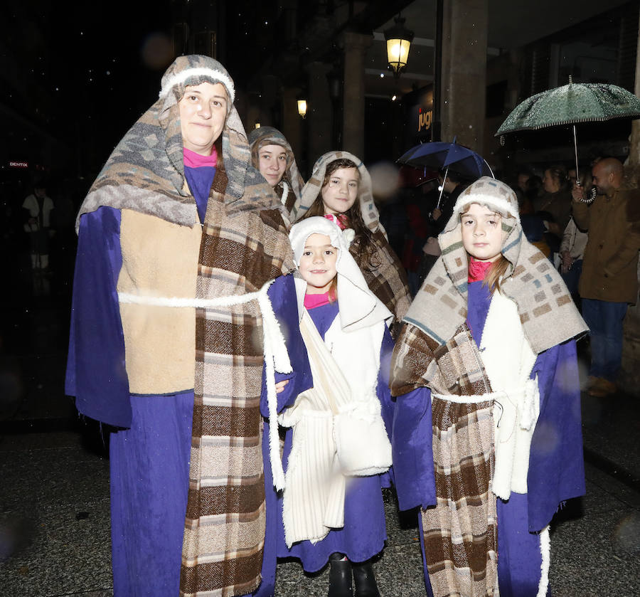 Palencia disfruta de la Cabalgata a pesar de la lluvia
