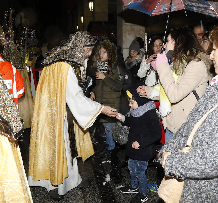 Palencia disfruta de la Cabalgata a pesar de la lluvia