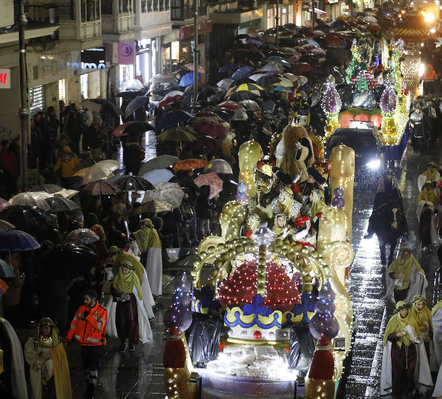 Palencia disfruta de la Cabalgata a pesar de la lluvia
