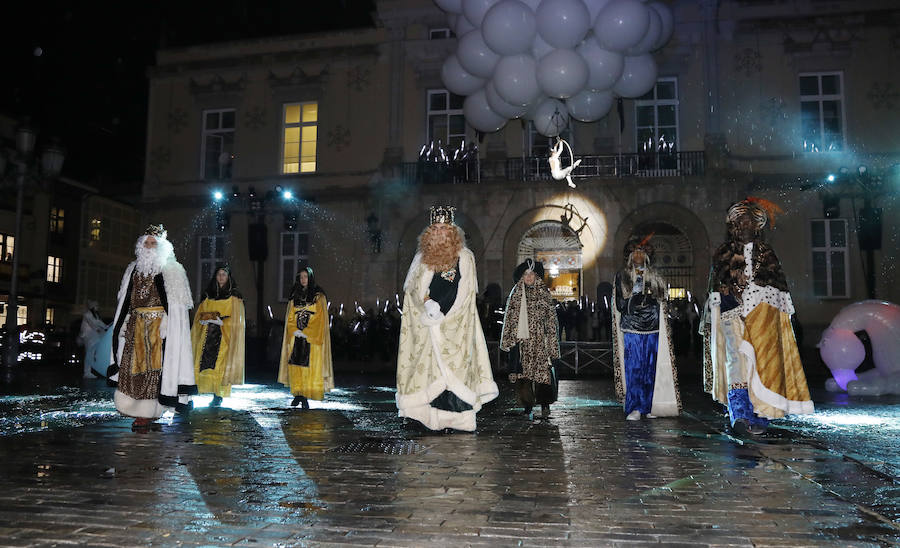 Palencia disfruta de la Cabalgata a pesar de la lluvia