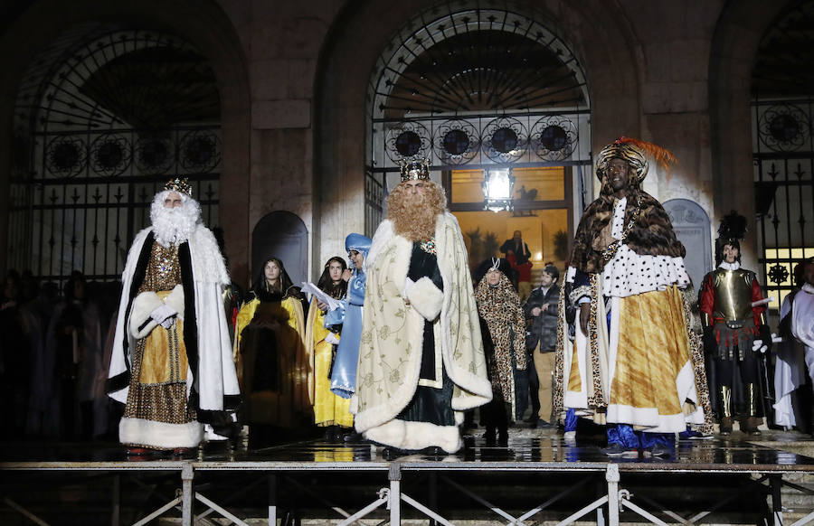 Palencia disfruta de la Cabalgata a pesar de la lluvia