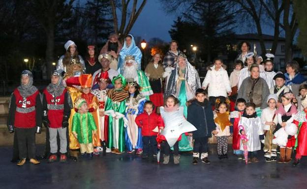 Los Reyes reciben a los niños en Baltanás. 