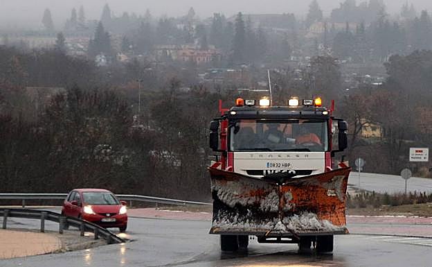 Una máquina quitanieves baja de Navacerrada. 