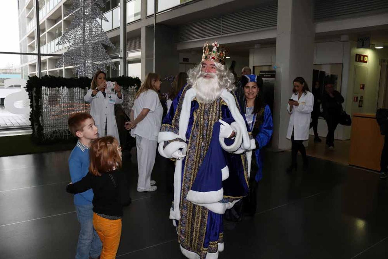 Los Reyes Magos visitan a los niños del Hospital Universitario